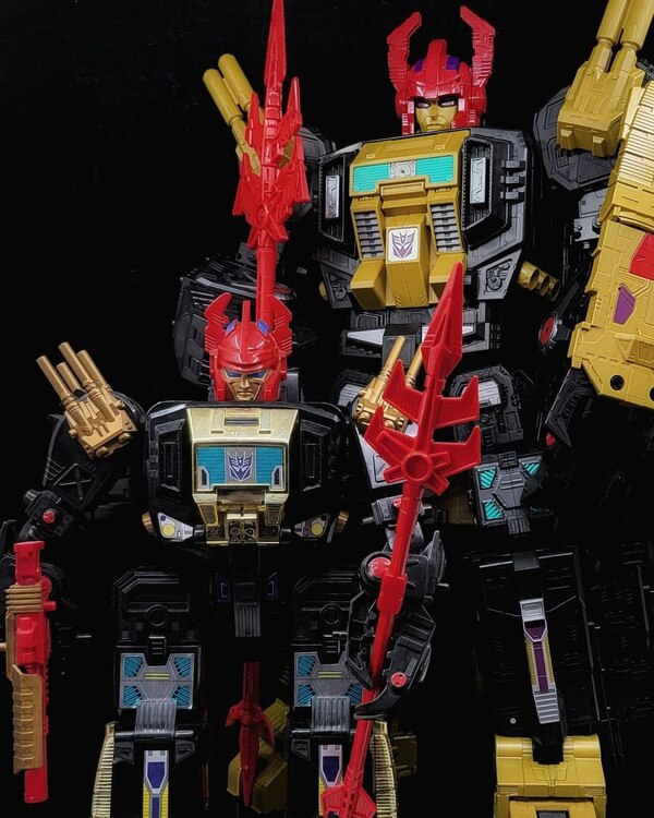 Transformers Generations Selects Black Zarak Unboxing Compared Image  (1 of 4)